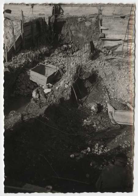 Fiume Isonzo, Gorizia. Opere di sbarramento in costruzione. Formazione della platea. Scavo di fondazione